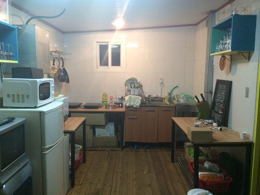 Sinchon Sisters Hostel Seoul Exterior photo