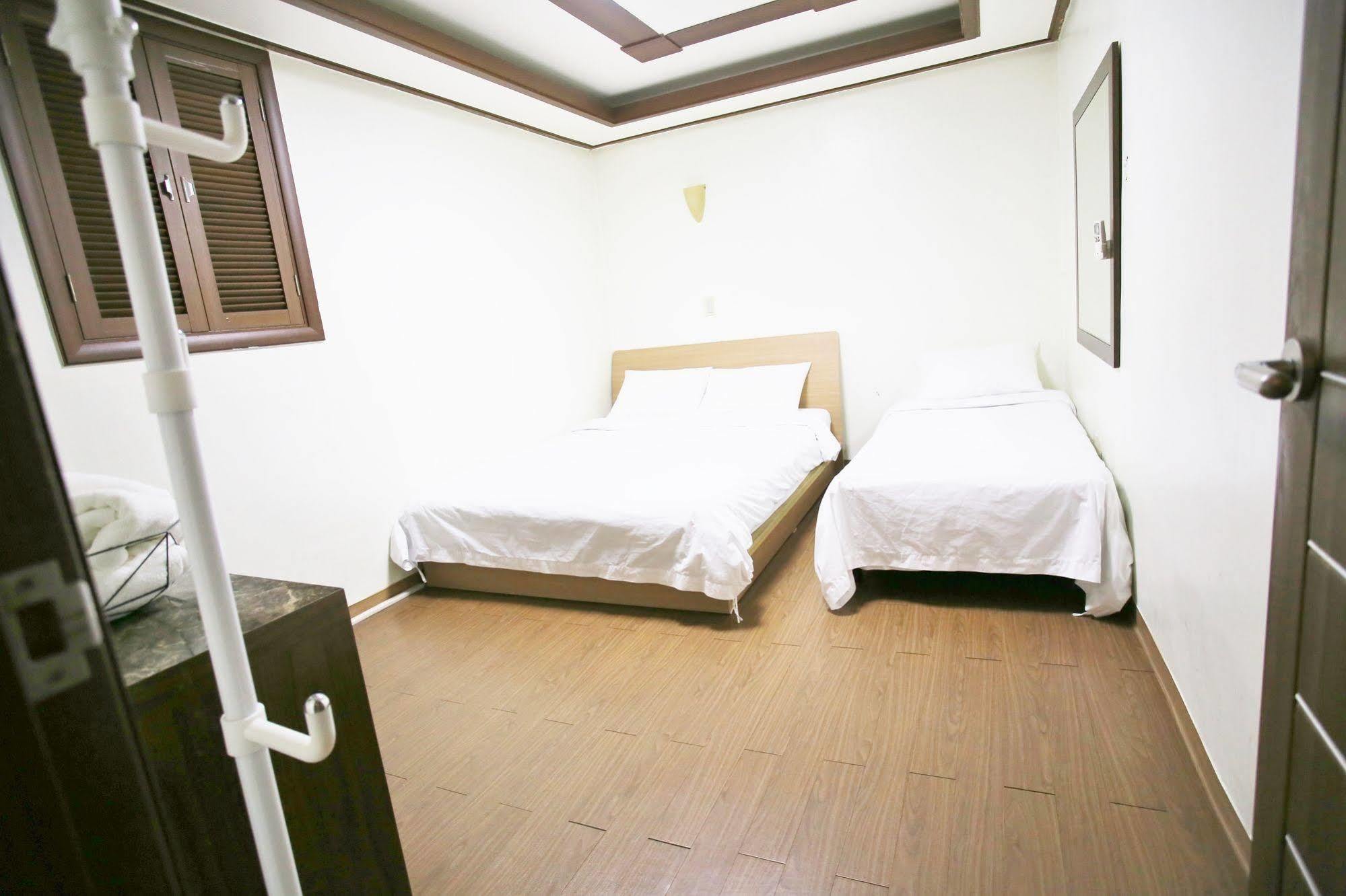 Sinchon Sisters Hostel Seoul Exterior photo