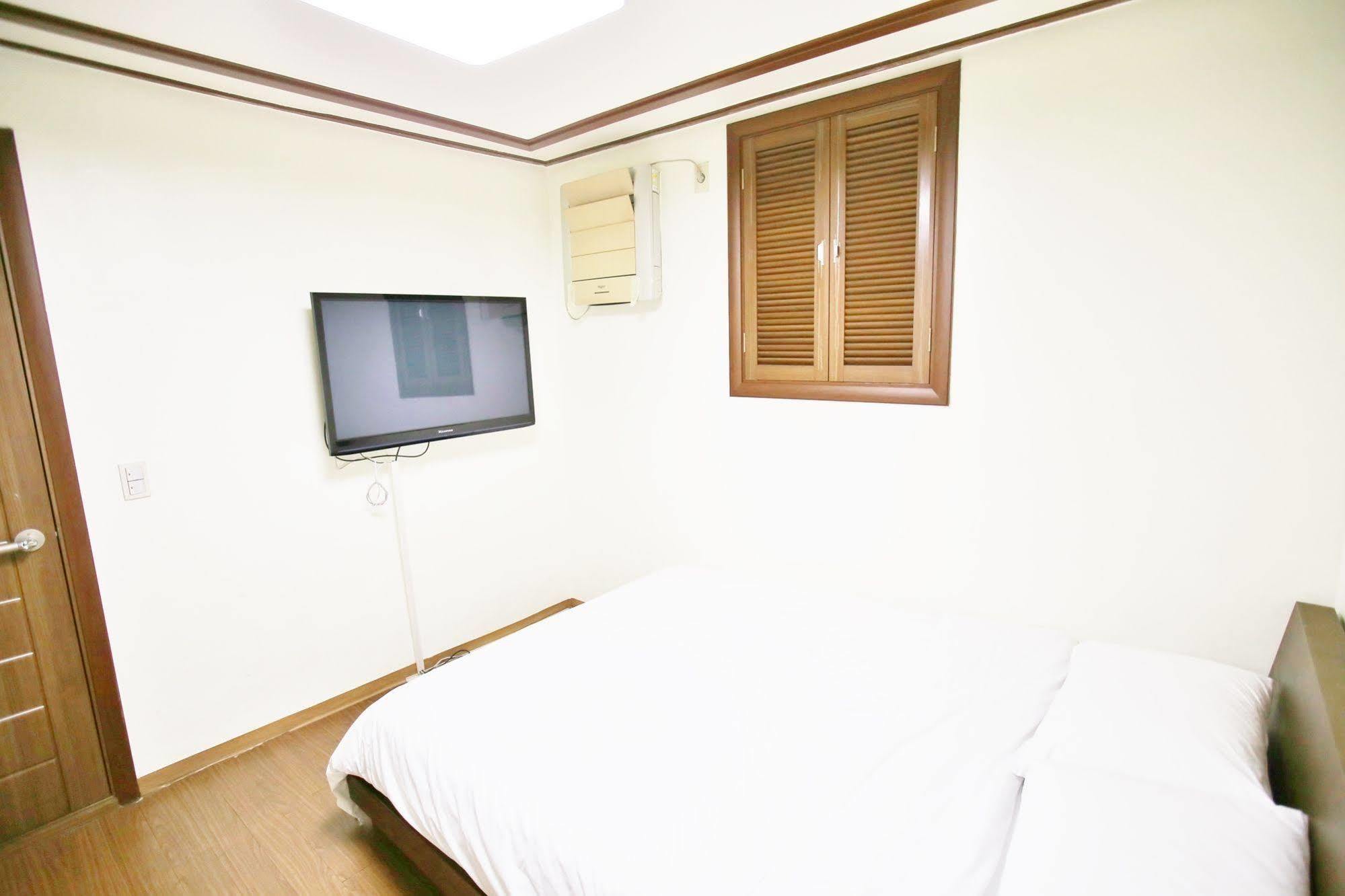 Sinchon Sisters Hostel Seoul Exterior photo
