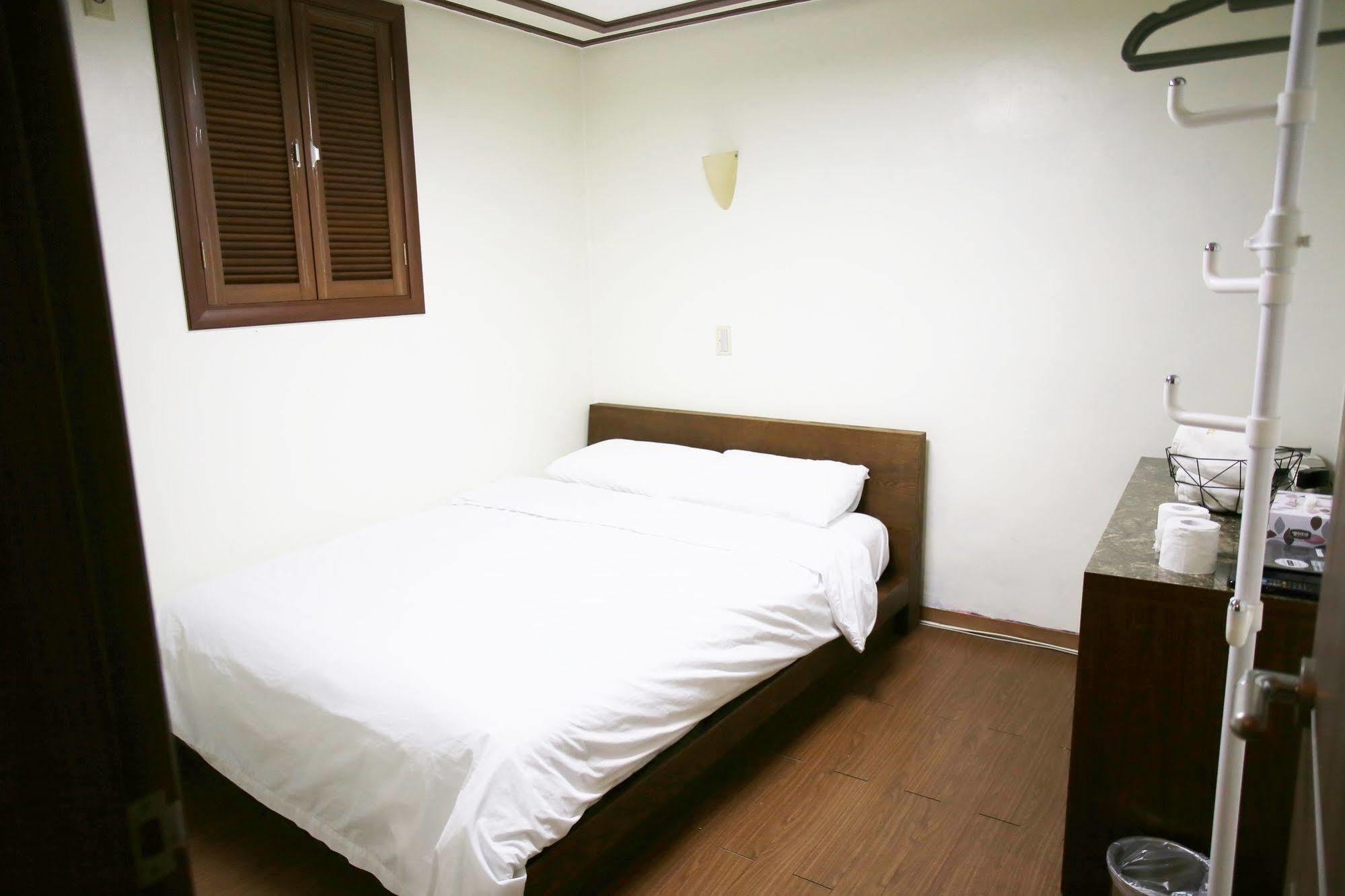 Sinchon Sisters Hostel Seoul Exterior photo